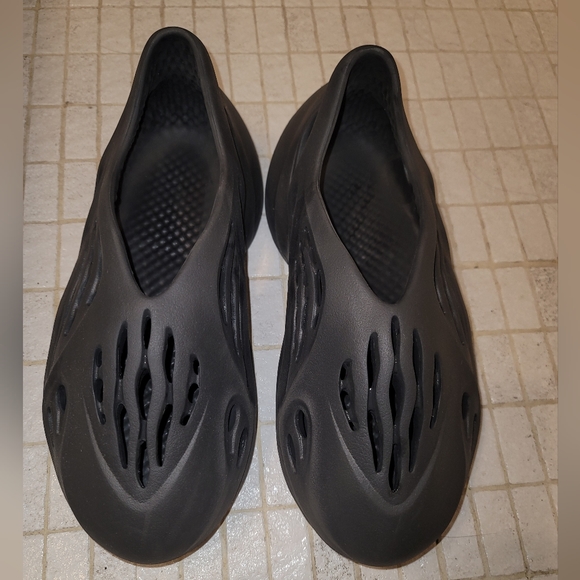 ❌️SOLD YEEZY FOAM RUNNER ONYX MENS 9 - Picture 1 of 5